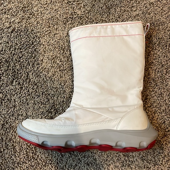 Crocs Lady’s Winter Boots. - Picture 3 of 9